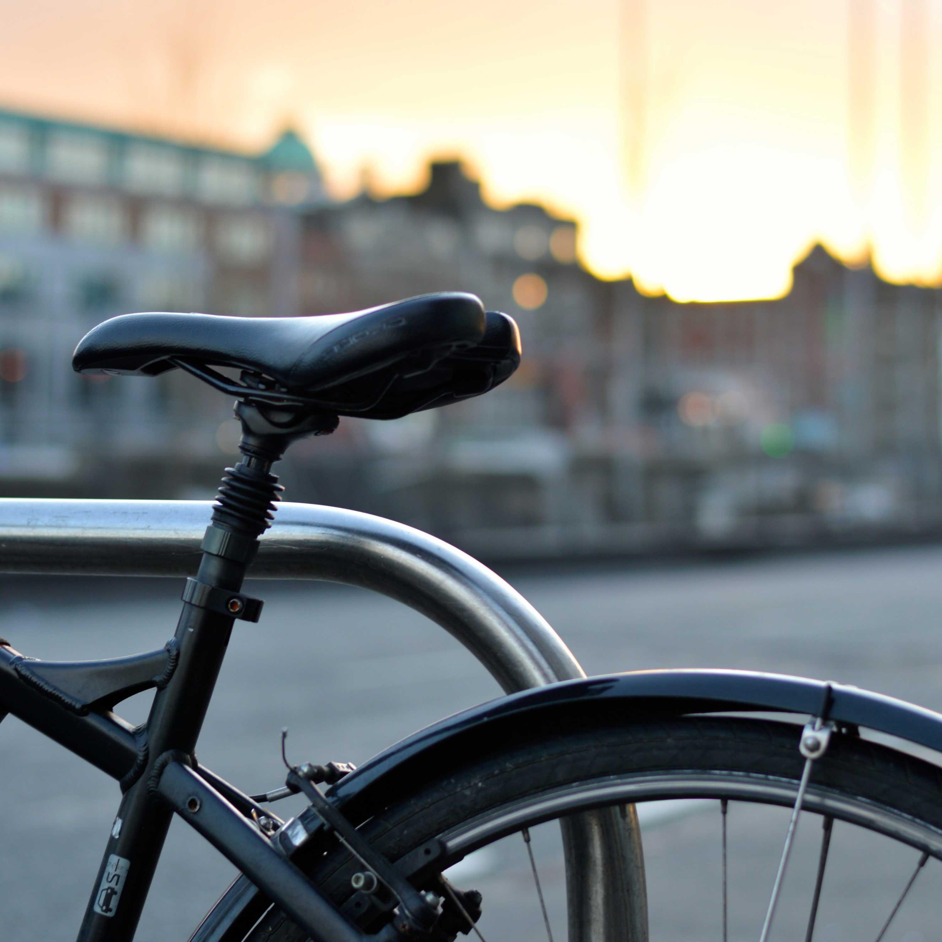 以城市为背景的自行车特写照片